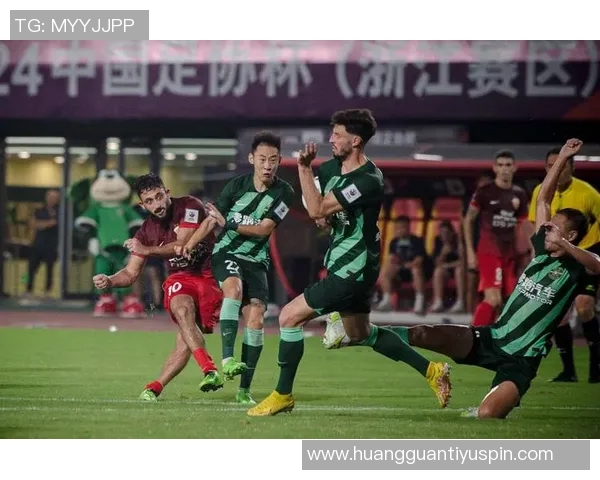 上海市足协热烈祝贺海港队在上海足球史上创造辉煌成就的壮丽篇章 上海市足协热烈祝贺海港队在上海足球史上创造辉煌成就的壮丽篇章