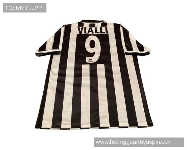 利物浦推出全黑复刻球衣向1995-96赛季客场球衣致敬 利物浦推出全黑复刻球衣向1995-96赛季客场球衣致敬