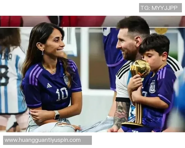 梅西与安东内拉泳池旁甜蜜拥吻社媒晒照引发热议