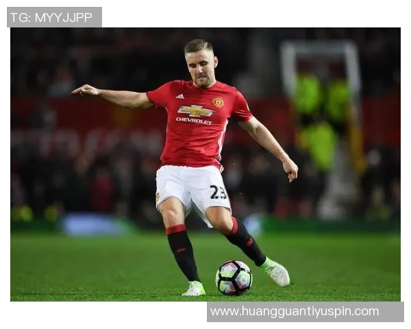 19岁年轻球员海文自信掌控三中卫核心位置展现出色表现