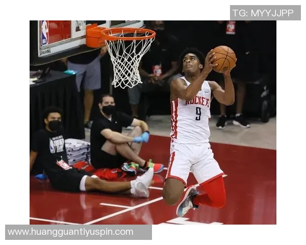 19岁年轻球员海文自信掌控三中卫核心位置展现出色表现